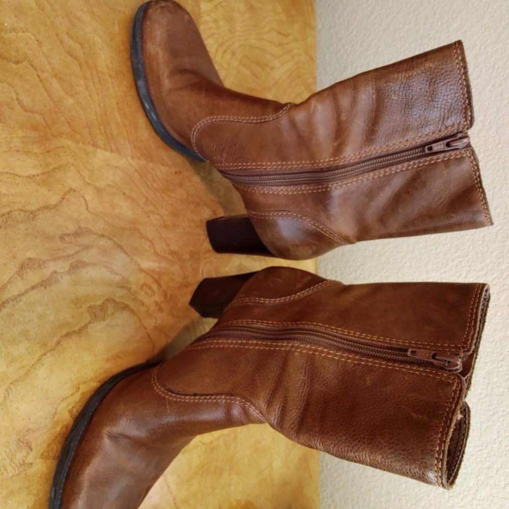 Beautiful Boots - Picture 2 of 4